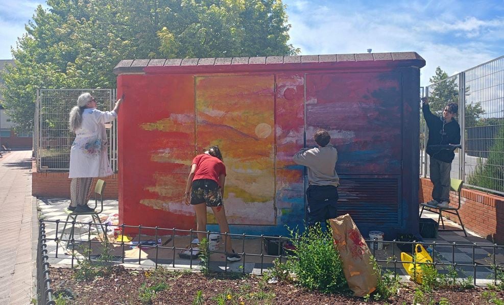 Los alumnos pintan las casetas de trasformación de Eléctrica Conquense.