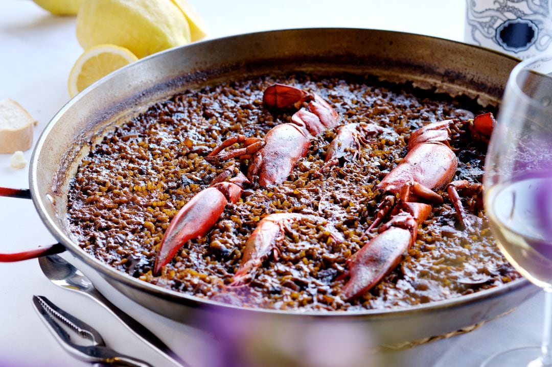 Fotografía de un arroz seco con bogavante