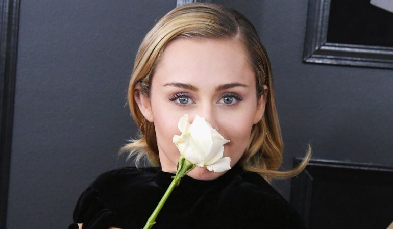 Miley Cyrus con una de las rosas blancas.