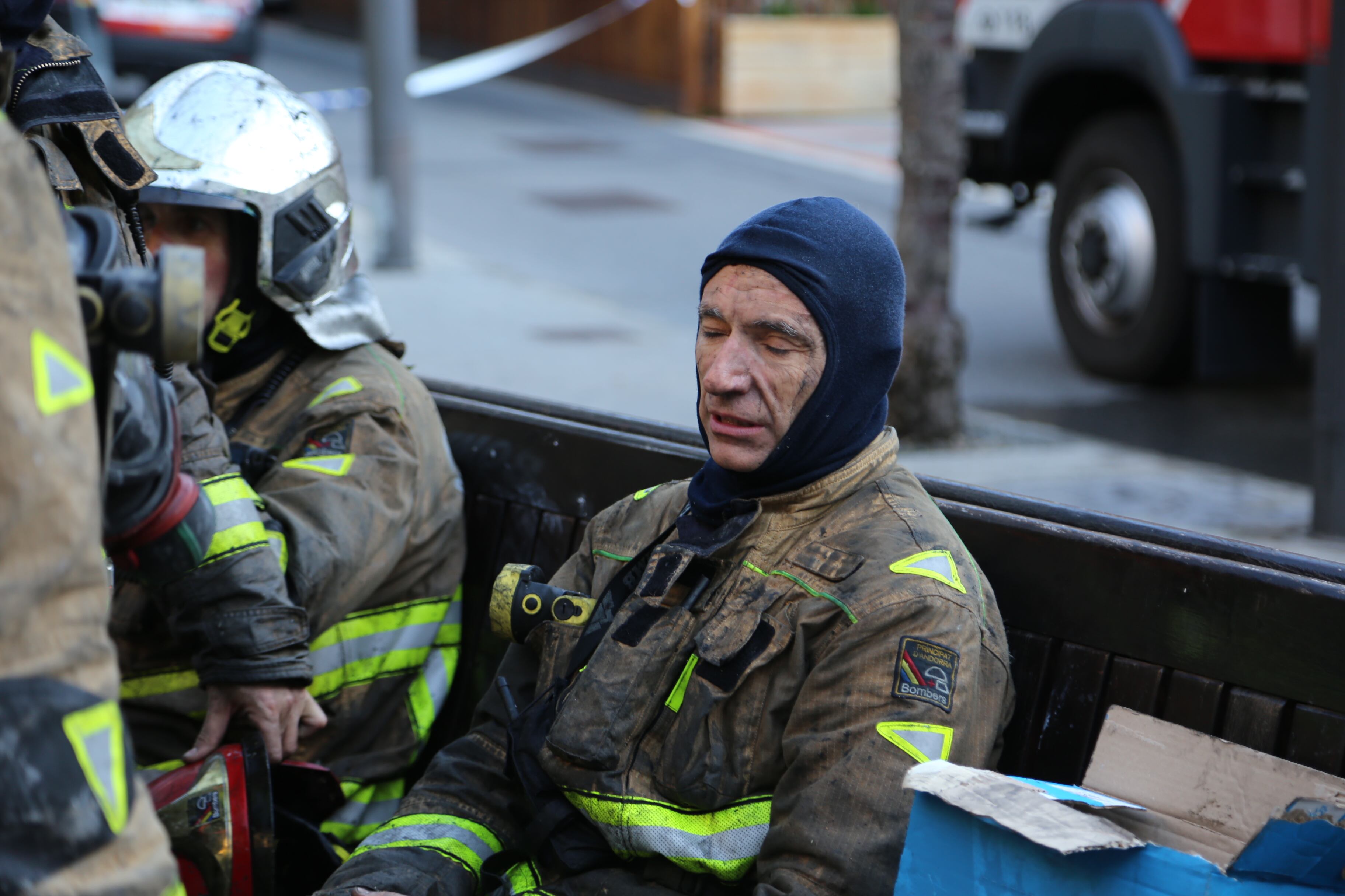 Un bomber completament exhaust després de les tasques d&#039;extinció de l&#039;incendi al Centre cultural lauredià.