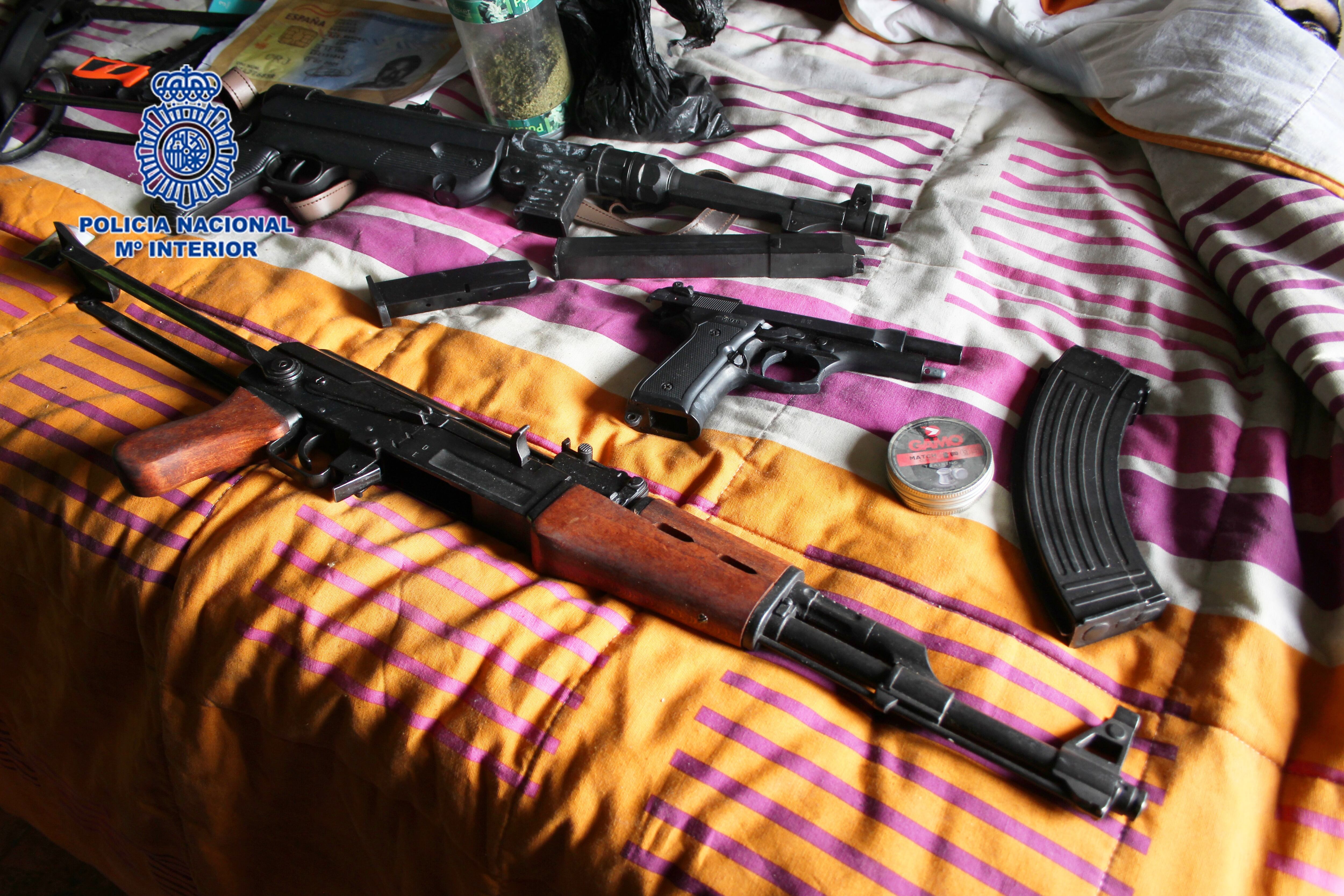 Armas hiperrealistas encontradas en una vivienda en Murcia