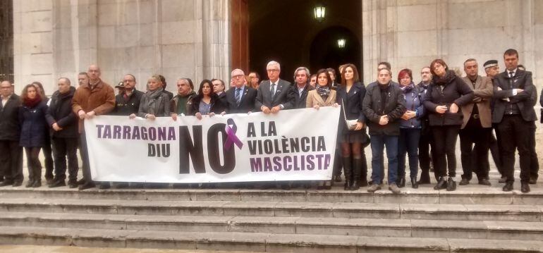 Minut de silencia a la Plaça de la Font de Tarragona. 