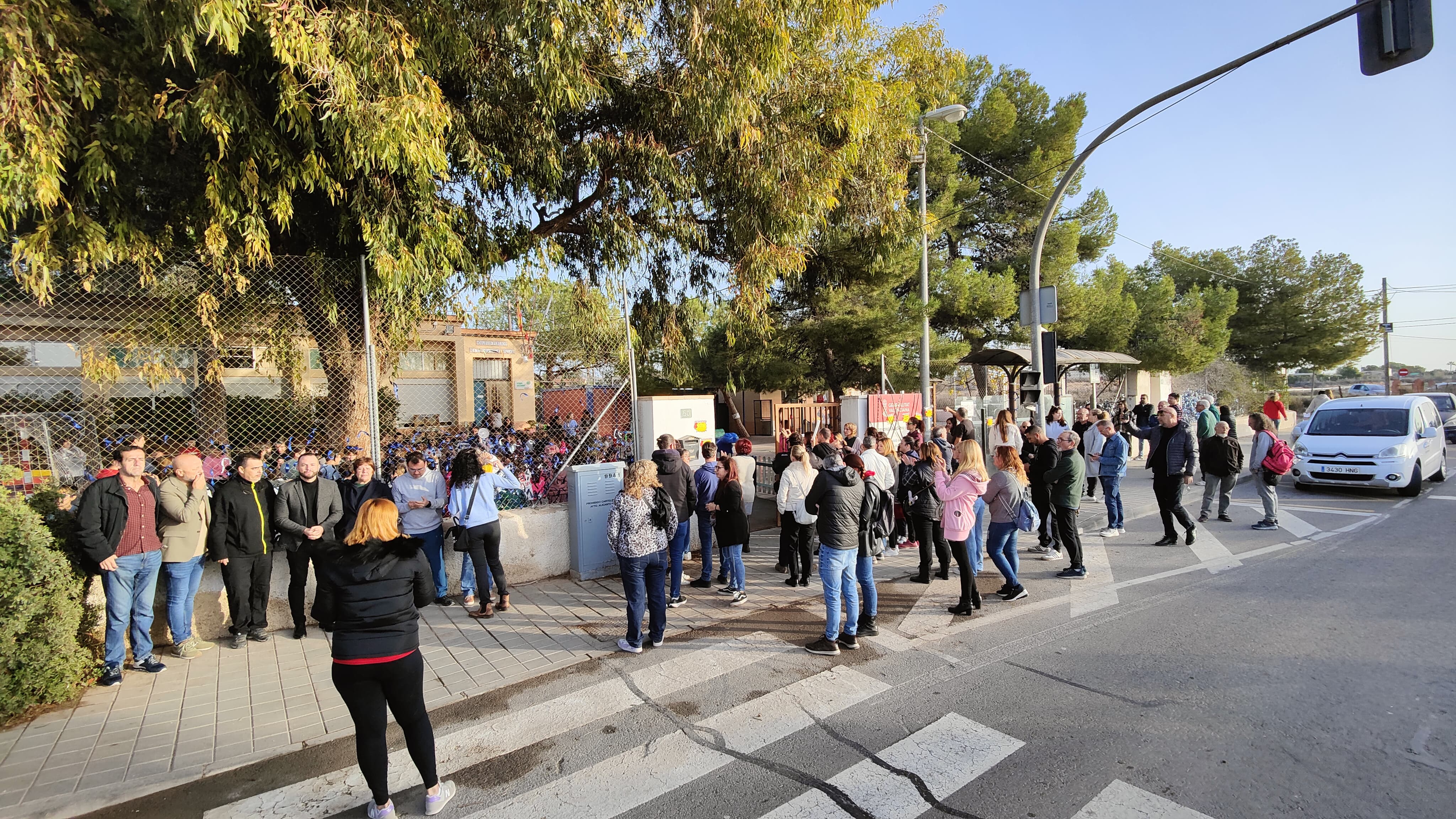 Momento de la concentración de los padres y madres del CEIP La Cañada del Fenollar