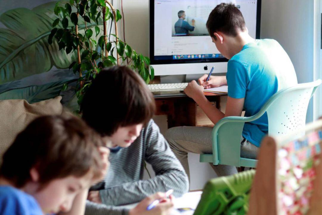 Niños y adolescentes durante el confinamiento en una foto de archivo.