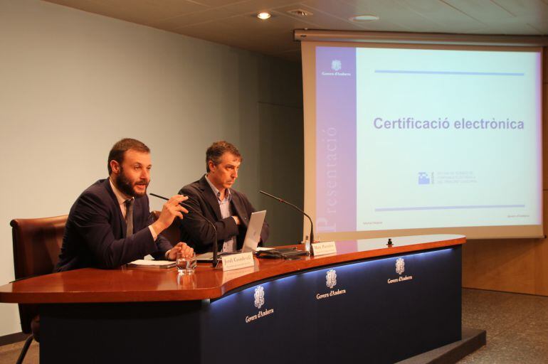 Marc Pantebre amb Jordi Casadevall presentant el projecte de signatura electrònica
