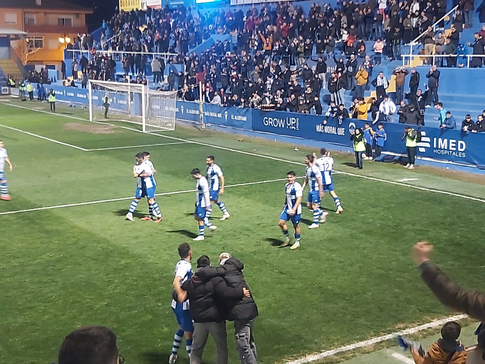 Celebración de los jugadores del Alcoyano al tanto de Dani Selma en El Collao, que sentenciaba el partido