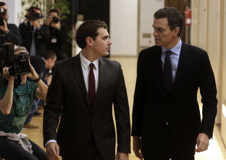 El secretario general del PSOE, Pedro Sánchez y el presidente de Ciudadanos, Albert Rivera, antes de la reunión.