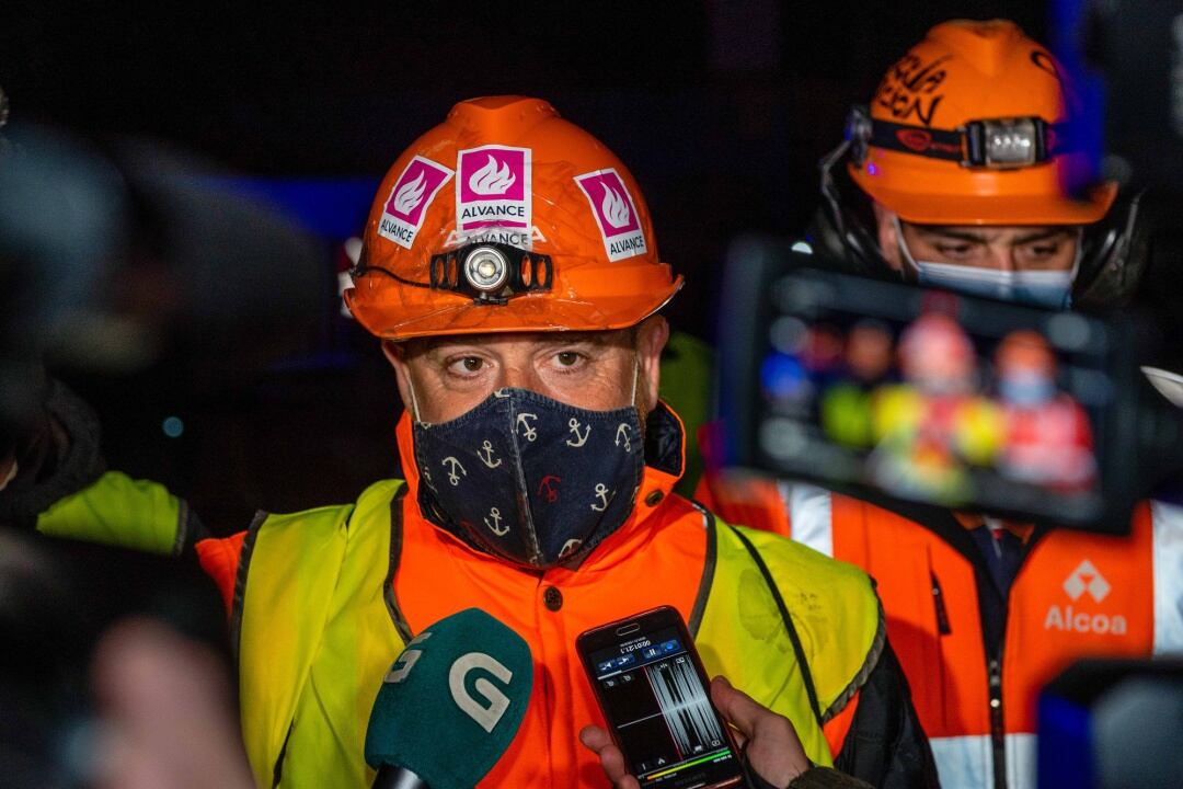 Archivo - Varios trabajadores de la planta de la empresa Alcoa en San Cibrao participan en una marcha nocturna pro las calles del municipio de Xove.