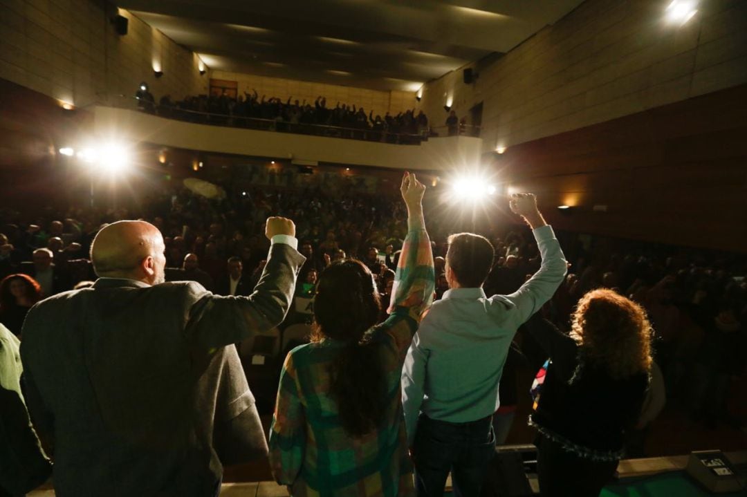 La candidata de Adelante Andalucía a presidir la Junta de Andalucía, Teresa Rodríguez, junto con Antonio Maíllo, Pilar Távora y José Luis Cano en el auditorio del Guadalquivir ante medio millar de personas