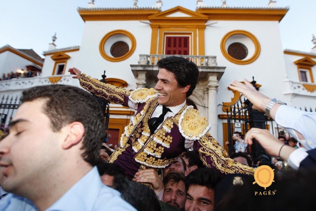 Pablo Aguado en su contundente salida a hombros por la Puerta del Príncipe