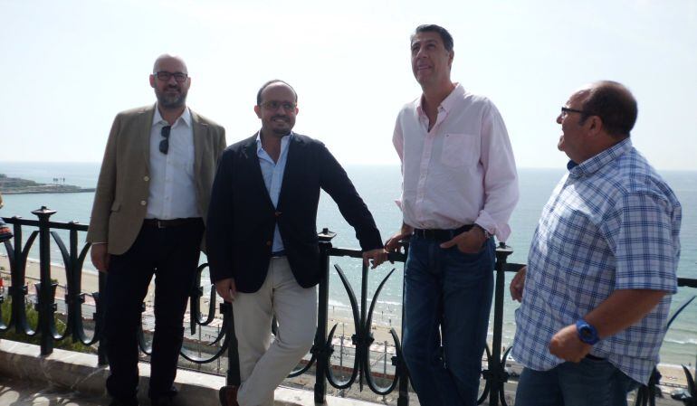 Fernández i García Albiol al centre, amb els diputats Jordi Roca i Rafael Luna als costats,