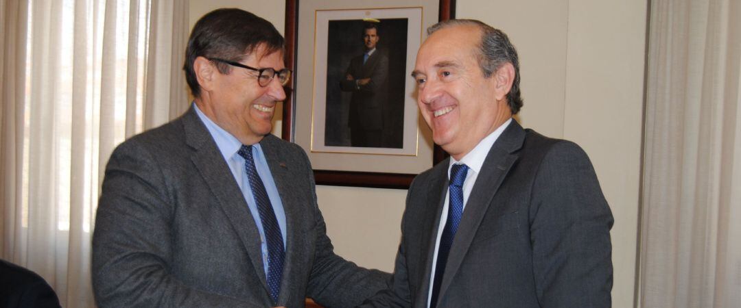 Julio Albalde, rector de la Universidade da Coruña, y Enrique Losada, presidente de la Autoridad Portuaria