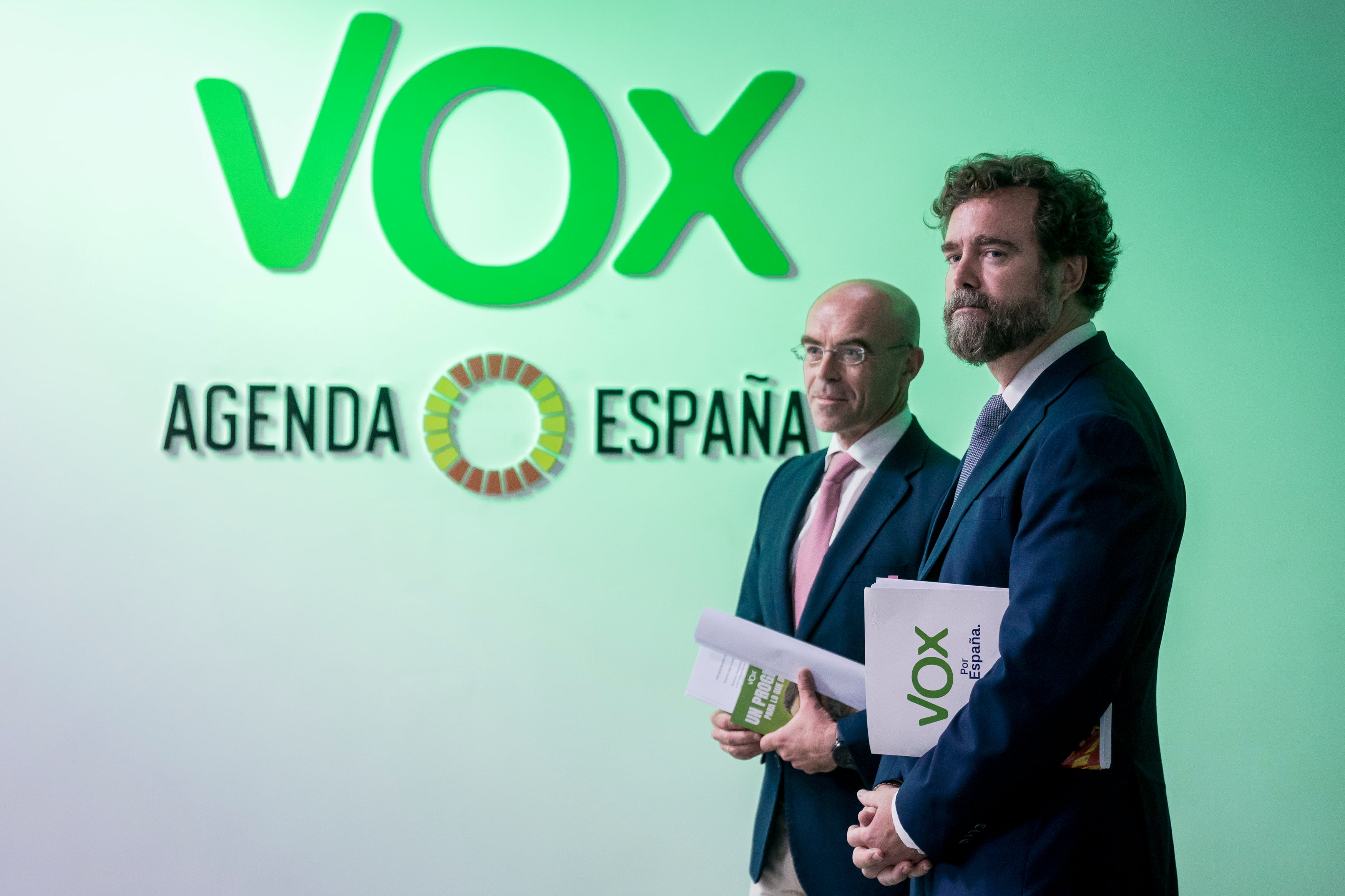 El eurodiputado ultra Jorge Buxade, junto al diputado y portavoz de Vox, Iván Espinosa de los Monteros