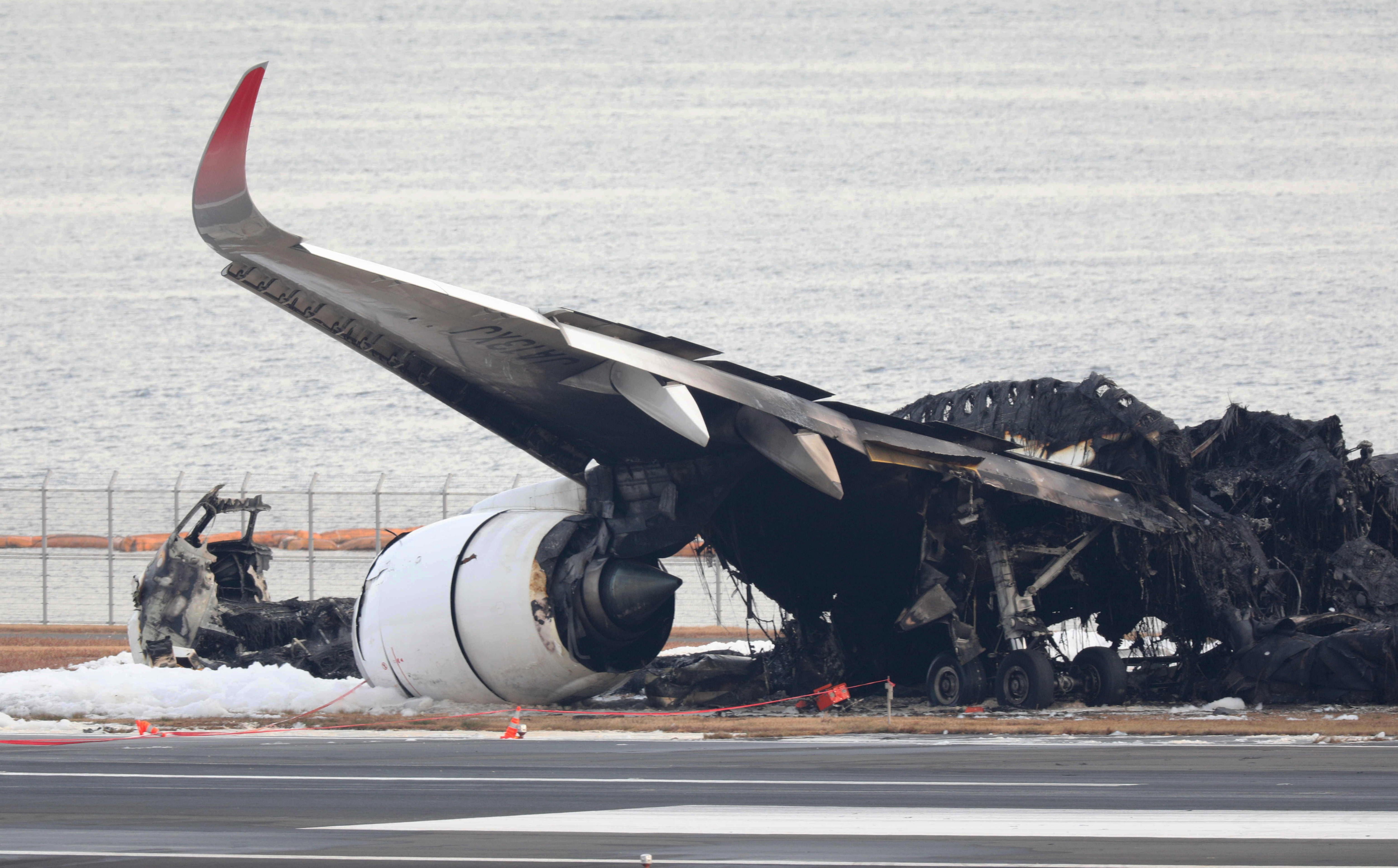 Los restos del Airbus de Japan Airline calcinado sobre la pista del aeropuerto de Haneda, en Tokio.