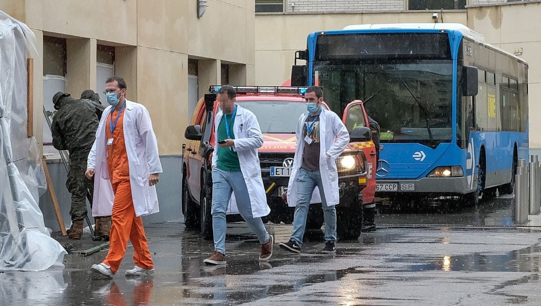 La UME escolta la salida del Hospital Gregorio Marañón de un autobús utilizado para trasladar a pacientes al hospital de Ifema