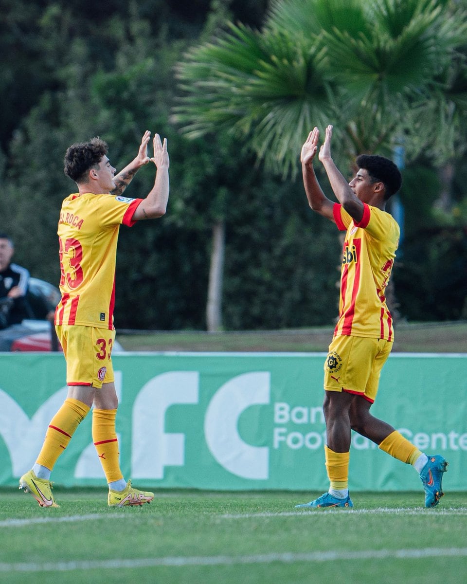 Joel Roca i Óscar Ureña celebren un gol a Estepona amb el primer equip del Girona FC.