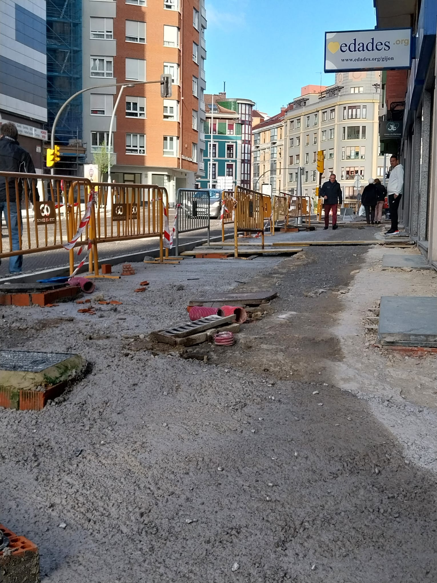 A los vecinos se les va agotando la paciencia por las obras en una de las principales vía de la ciudad.