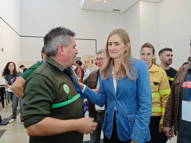 La ministra de Transición Ecológica habla con uno de los agentes medioambientales