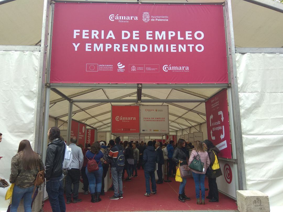 Entrada de la carpa ubicada en el Salón