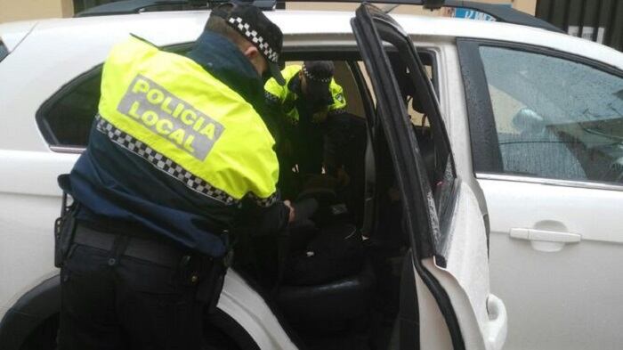 Una pareja de agentes de Policía