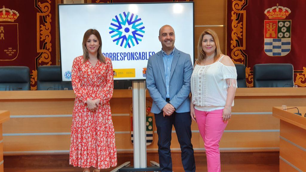 El alcalde de Molina de Segura, Eliseo García, acompañado de las concejalas de Educación e Igualdad, Isabel Gadea y María Montserrat Montanos, respectivamente, en la presentación del Plan Corresponsables