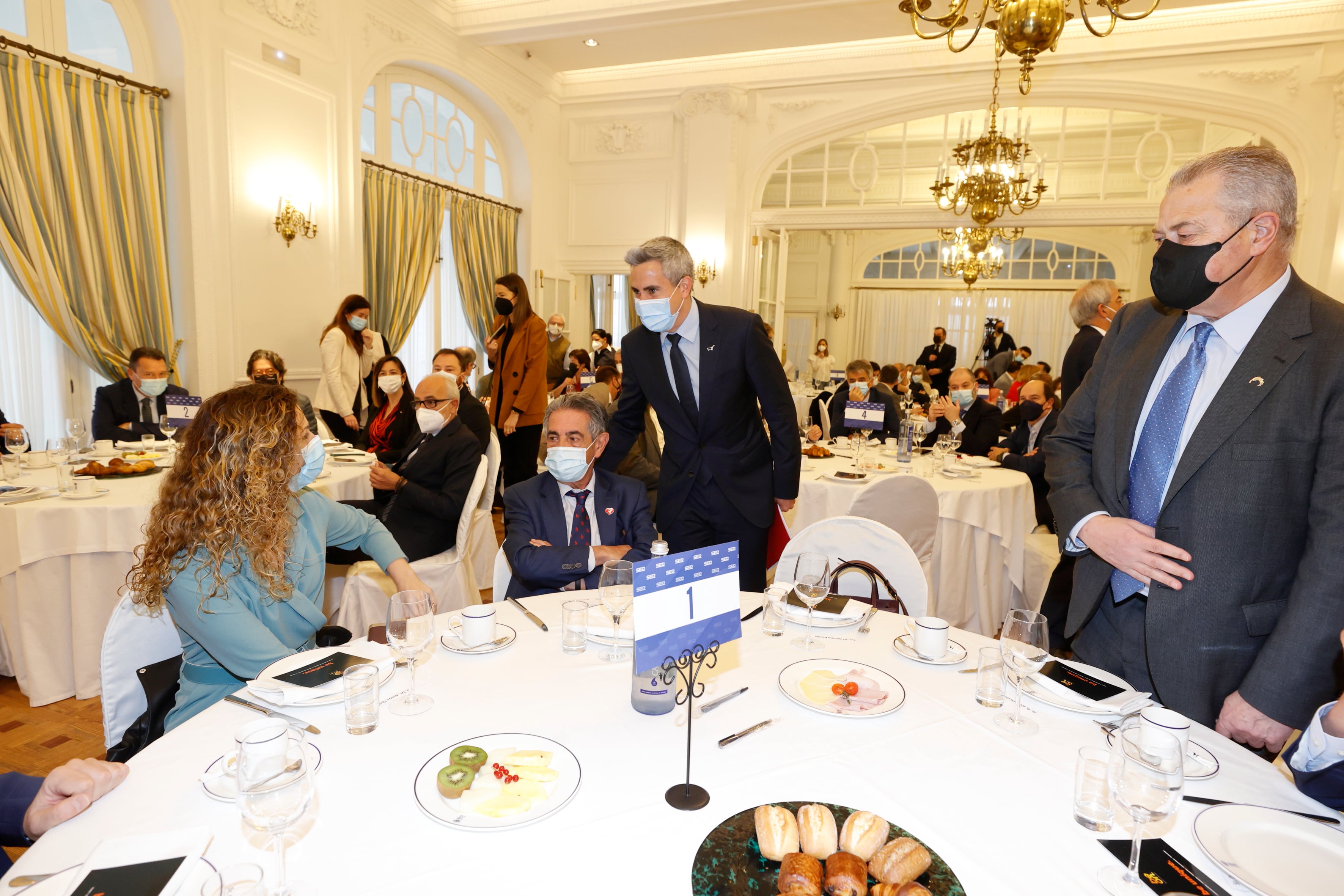 Pablo Zuloaga saluda al presidente de Cantabria, la delegada del Gobierno y el presidente del Parlamento.