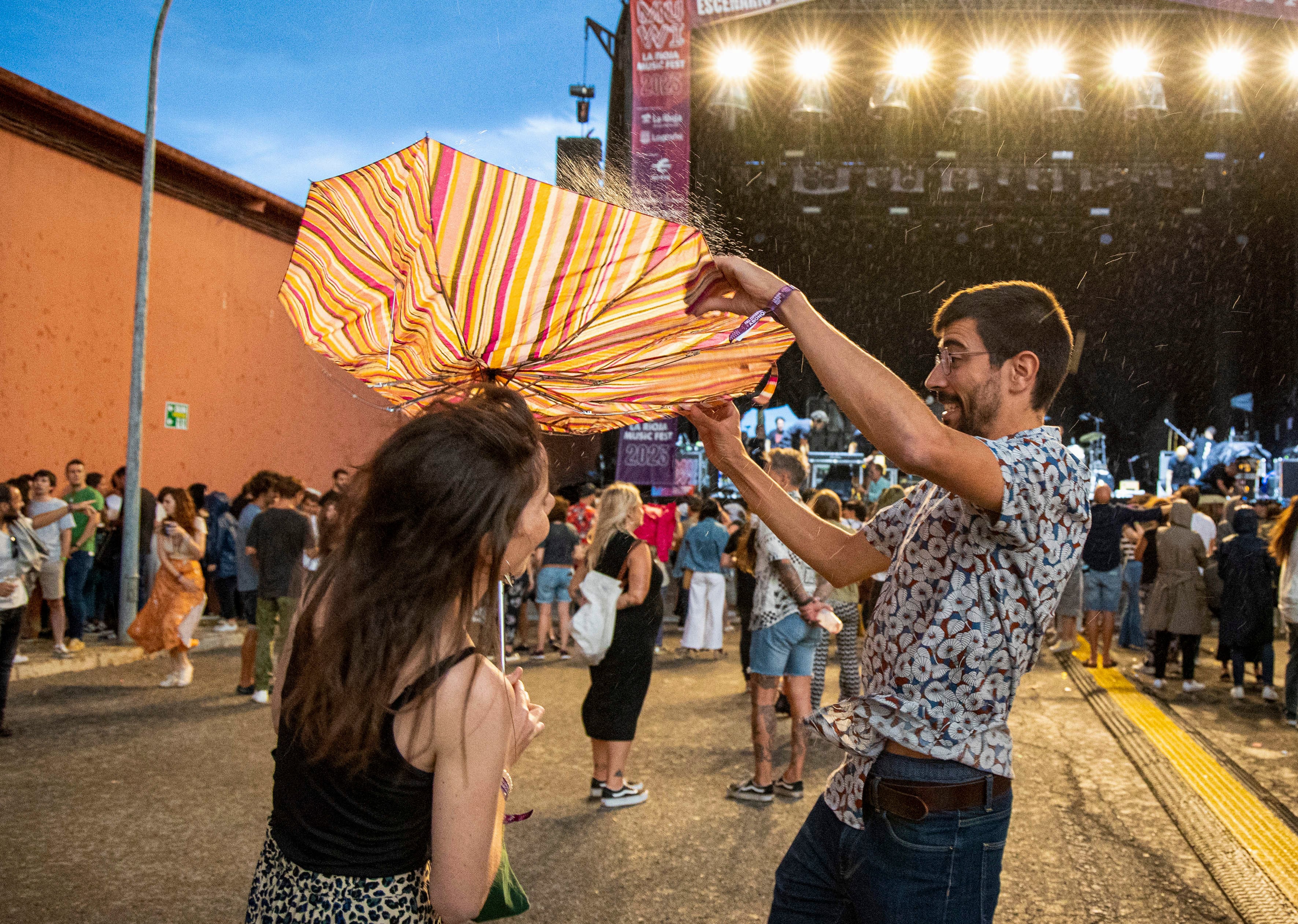 LOGROÑO, 01/09/2023.- Varias personas se refugian de una tormenta que ha descargado sobre Logroño en apenas cinco minutos y que ha obligado a echar el alto en el concierto de Quique González, dentro del festival Muwi, celebrado este vienes en Bodegas Franco-Españolas de Logroño
