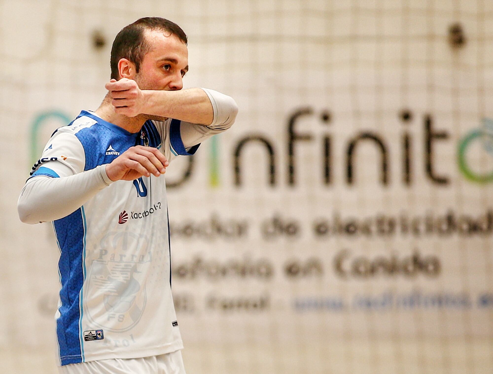 Adri celebra un gol en el O Parrulo-Mengíbar de A Malata