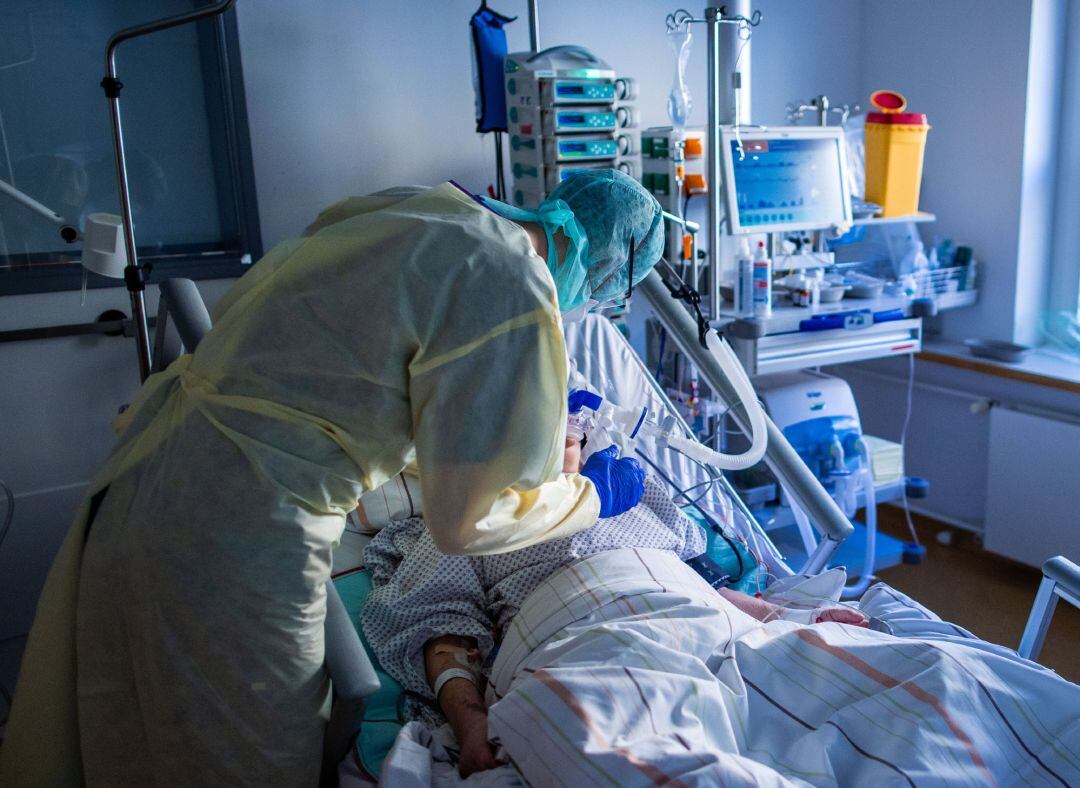 Atención de un paciente en la UCI