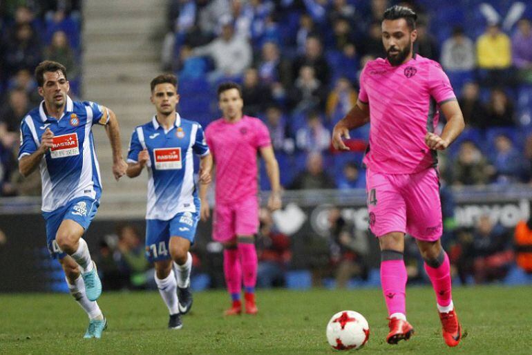 Ivi controla un balón ante el RCD Espanyol