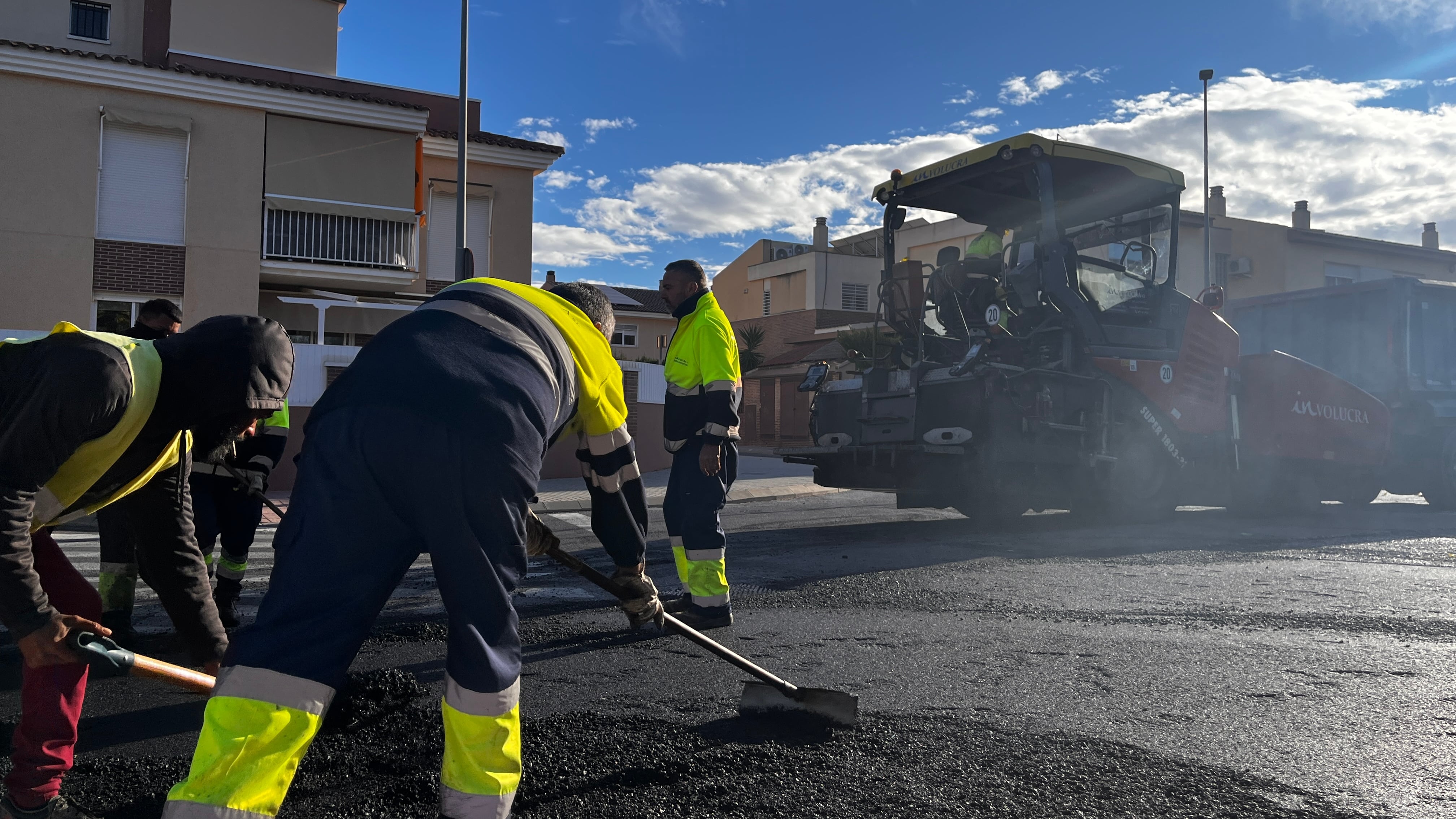 Los trabajos incluyen fresado, aplicación de capas de adherencia, asfaltado y pintura vial