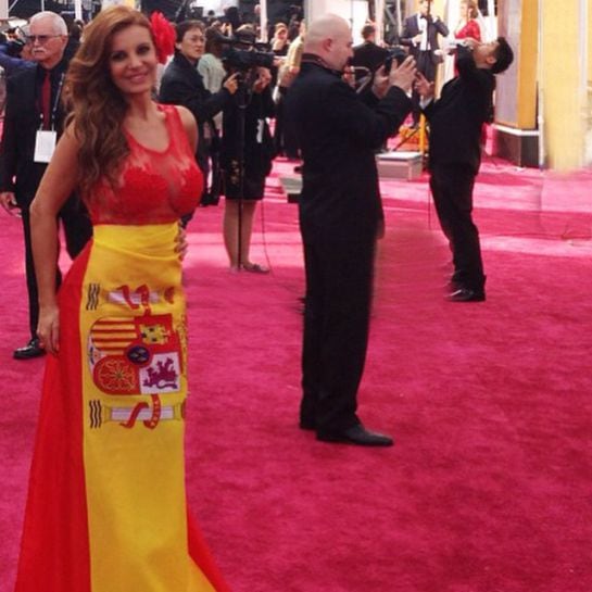 Sonia con el vestido patriótico sobre la alfombra roja