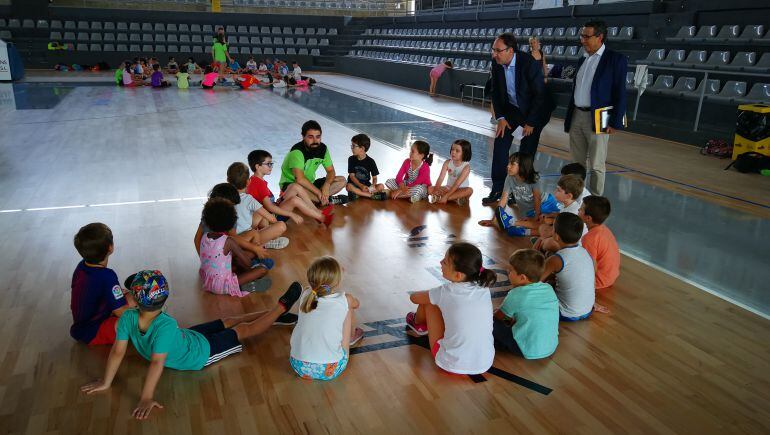 El alcalde y el concejal de deportes han visitado hoy a los niños participantes en los pequejuegos