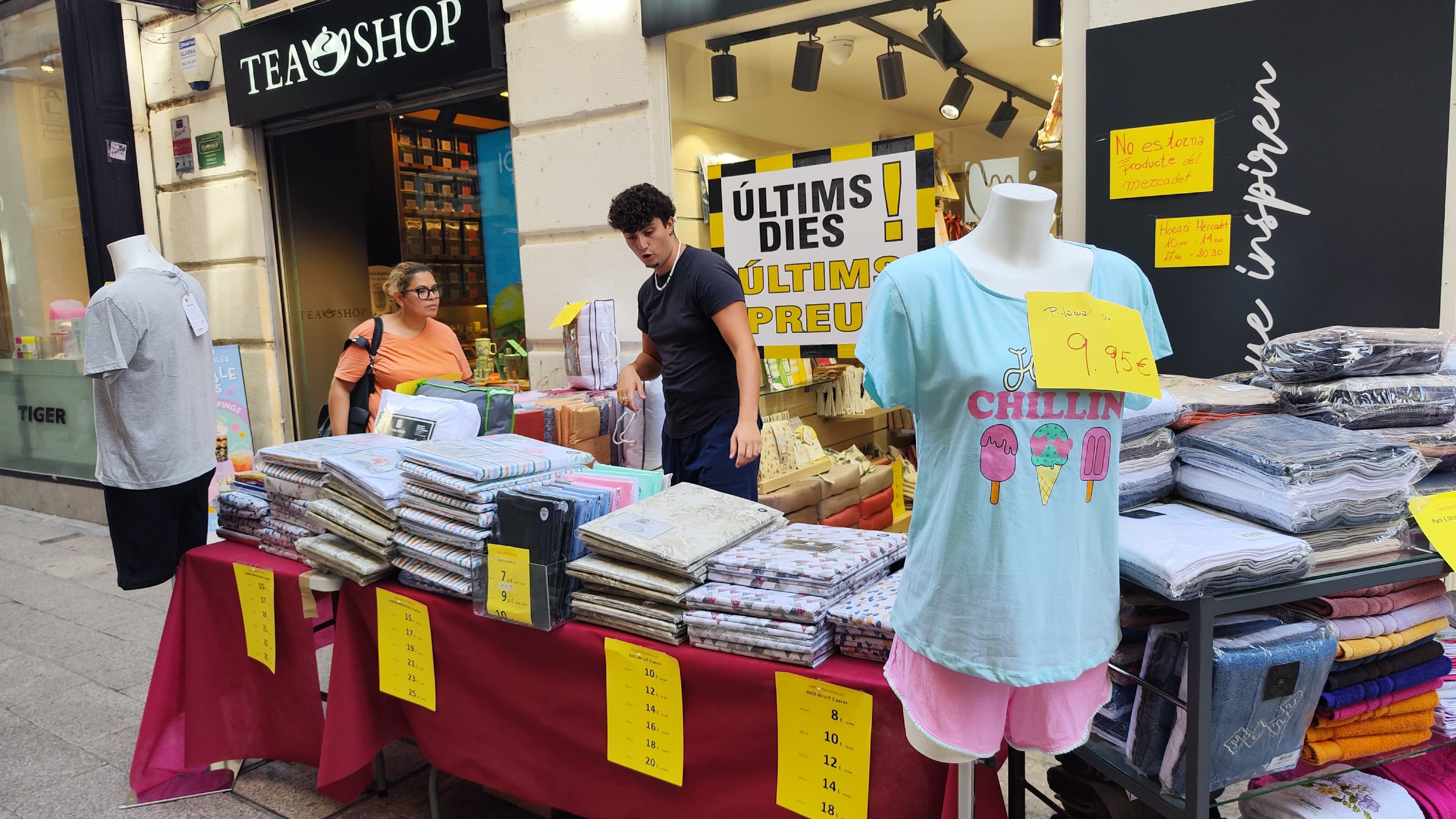 Roba de casa i roba per estar per casa, també entre les parades que participen en el Mercat de les Rebaixes de l&#039;Eix Comercial d&#039;aquest agost de 2024.