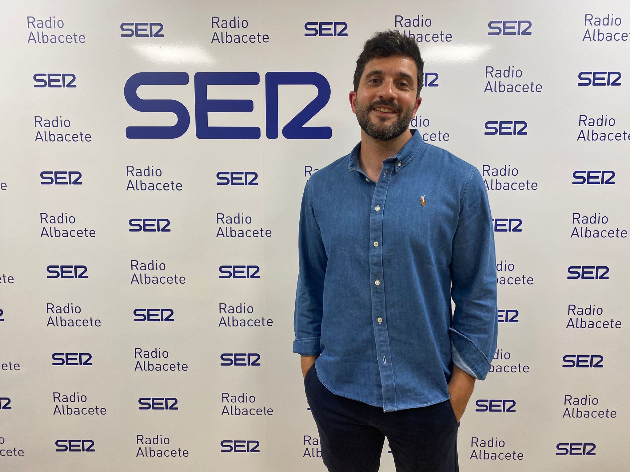 Adrián Roca, profesor de educación física, en los estudios de Radio Albacete.