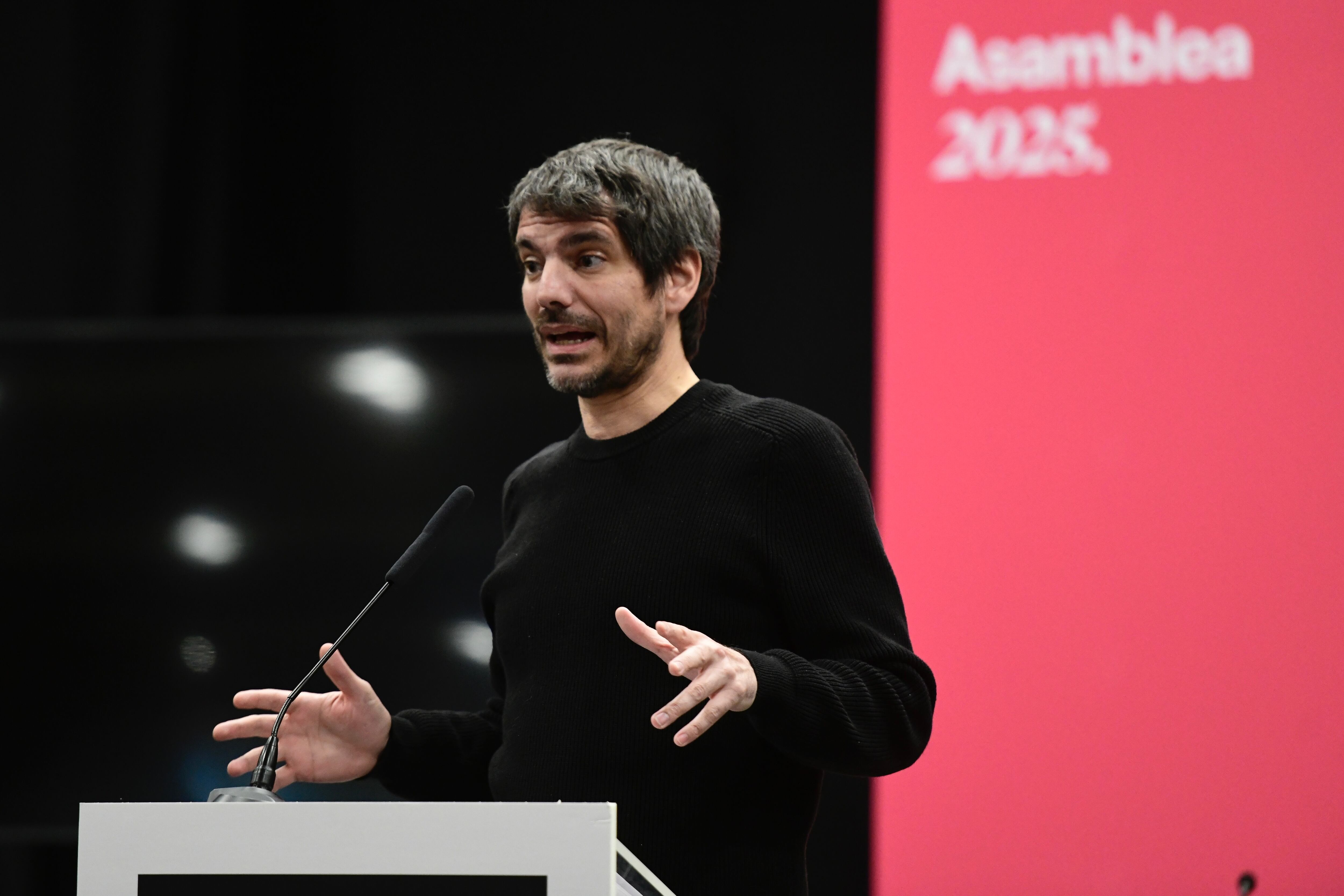 El portavoz de Sumar y ministro de Cultura, Ernest Urtasun, durante su intervención en la segunda asamblea estatal de Sumar este sábado. EFE/ Víctor Lerena