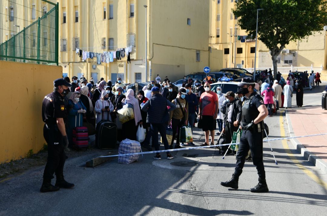 Un grupo de ciudadanos marroquíes en el enclave de Ceuta.