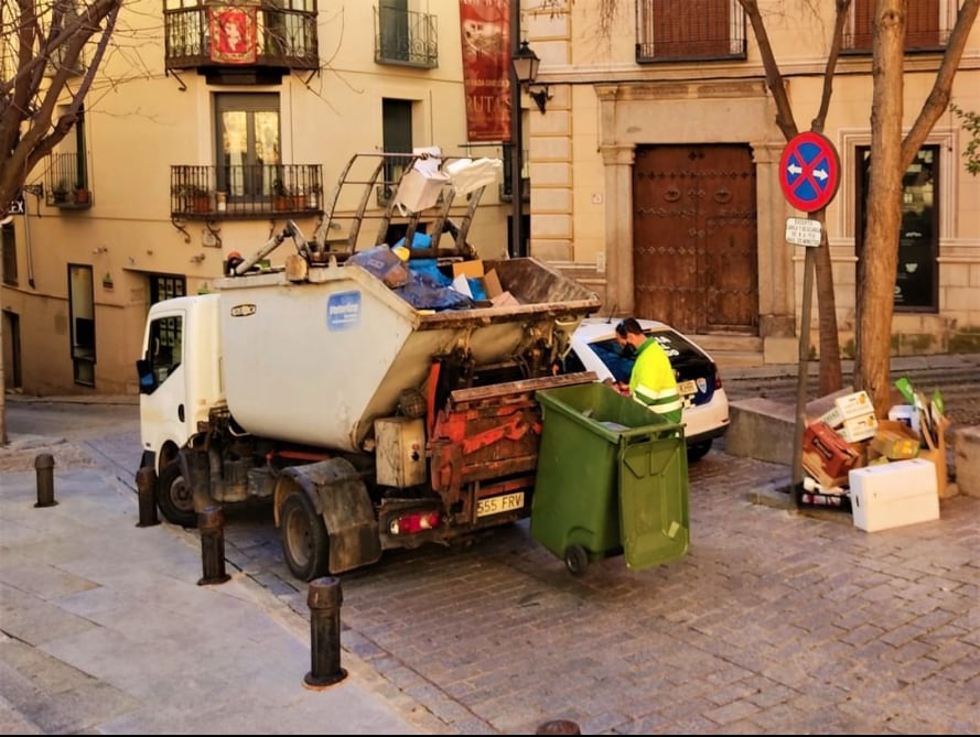 Imagen de archivo de un camión de basura en el Casco Histórico de Toledo