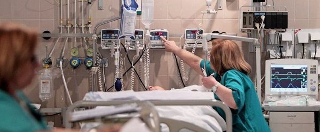 Cama de un hostpital. Foto de archivo