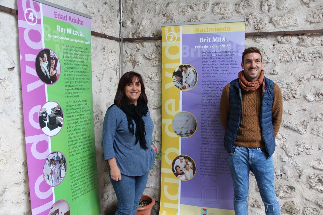 La concejal de Turismo, Nuria Fernández y el técnico Jorge Herrera, ante la exposición &#039;El ciclo del año judio&#039; en el patio del Ayuntamiento.