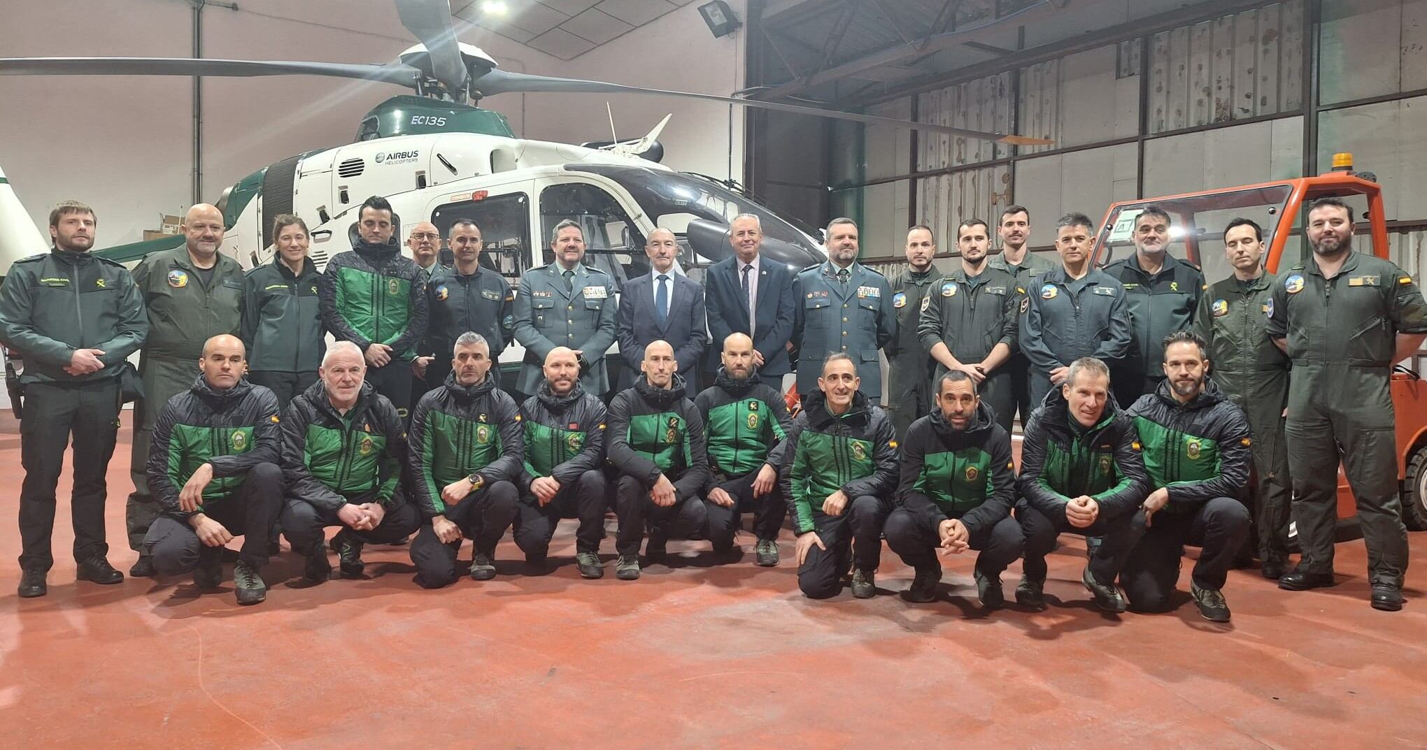 Los GREIM en la base del helicóptero de la Unidad Aérea de la Guardia Civil en Huesca