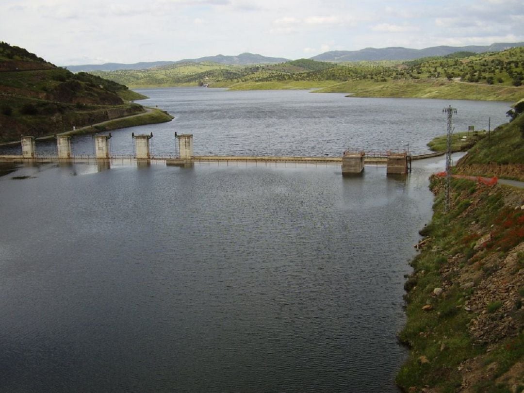 Imagen reciente del Pantano del Montoro, con la antigua carretera asomando sobre el nivel del agua