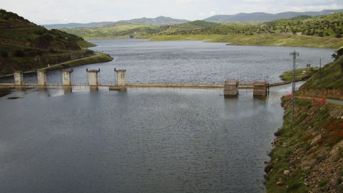 El pantano del Montoro ha embalsado desde el lunes más agua de la que bebe Puertollano y su comarca en un año