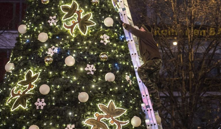 FI01 PRAGA (REPÚBLICA CHECA), 27-11-2015- Vista de la decoración de árbol de Navidad en Praga, República Checa el 27 de noviembre de 2015. EFE, Filip Singer