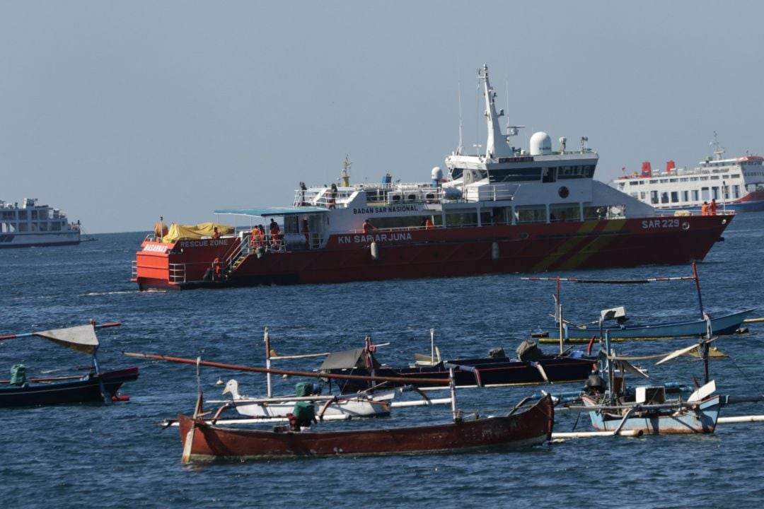 Equipos de rescate buscan al submarino desaparecido en Indonesia