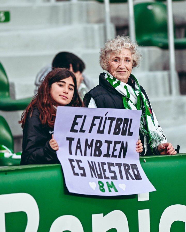 Aficionadas del Elche CF en el estadio Martínez Valero