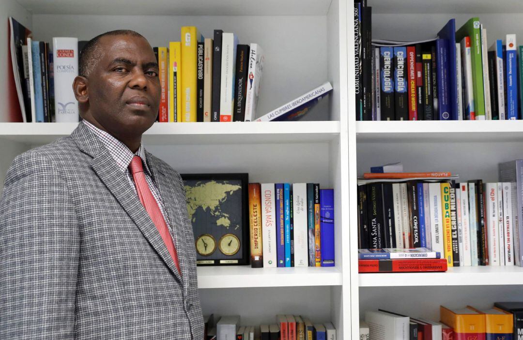 El líder abolicionista y aspirante opositor a la presidencia de Mauritania, Biram Dah Abeid, durante la entrevista con EFE en la que, entre otras cosas, dijo que la Unión Europea y Estados Unidos sacrifican sus valores y anteponen sus intereses económicos y de seguridad a la abolición de la esclavitud en Mauritania.