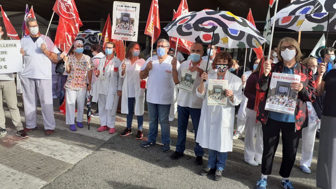 Personal sanitario, a las puertas del Hospital General este martes