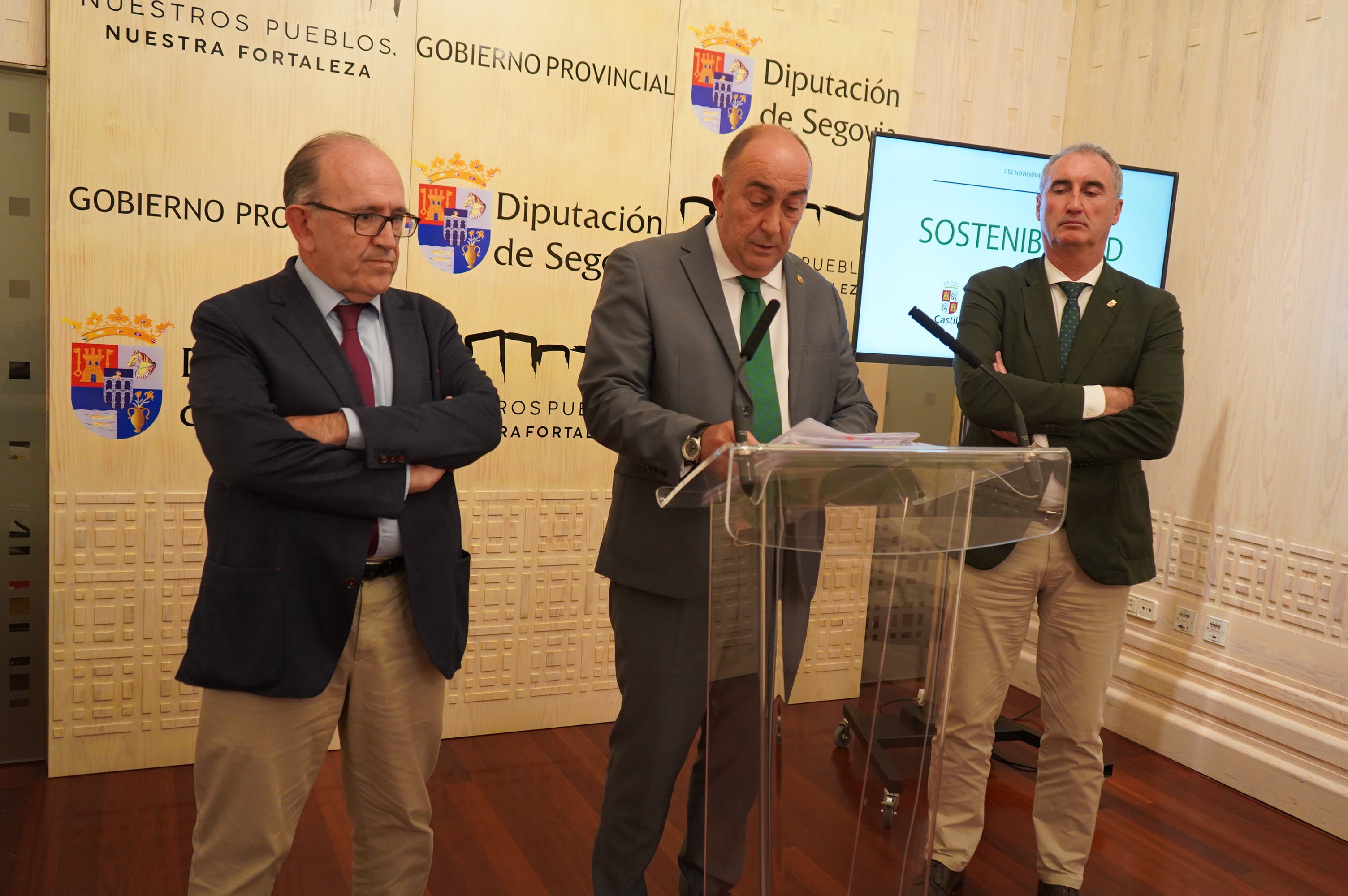 El presidente de la institución provincial, Miguel Ángel de Vicente (centro) y el director general de Infraestructuras y Sostenibilidad Ambiental, José Manuel Jiménez (izq.) junto al Delegado Territorial de la Junta, José Mazarías.