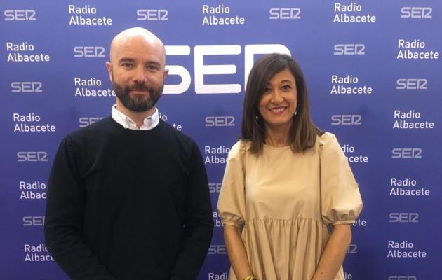 La directora del Instituto de la Mujer de Castilla-La Mancha, Pilar Callado, junto a nuestro compañero de Radio Albacete, Kiko Aznar